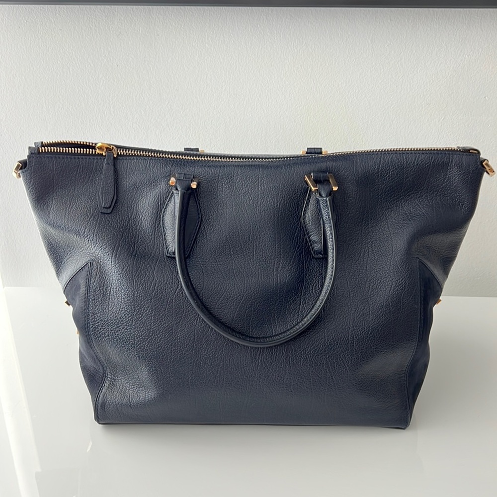TOD’S Tote Bag with zipper. Color/Navy